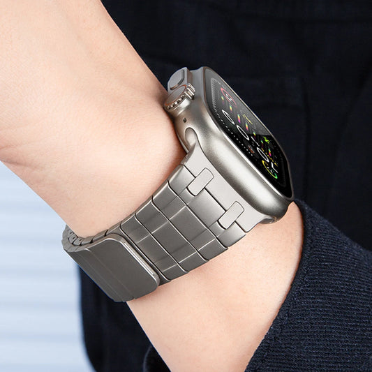 AuroMag™ - Titanium Magnetic Strap for Apple Watch